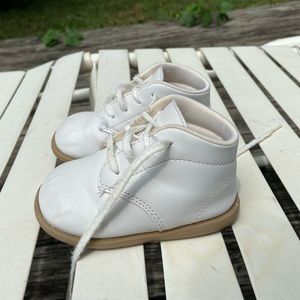 White teeny toes walker boots 5c